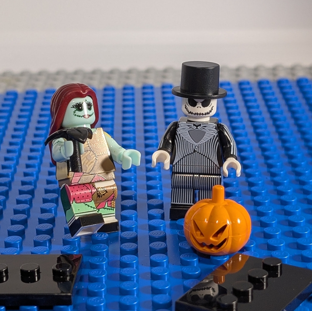 2 Minifigures- Jack and Sally Minifigures Nightmare Before Christmas Disney Toy - Picture 5 of 5